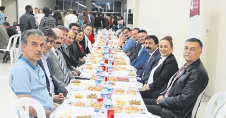 Rektör, iftarını gençlerle açtı