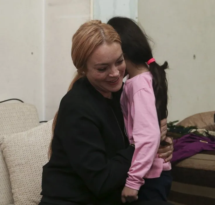 Hollywood yıldızı Lohan Sultanbeyli’deki Suriyelileri ziyaret etti