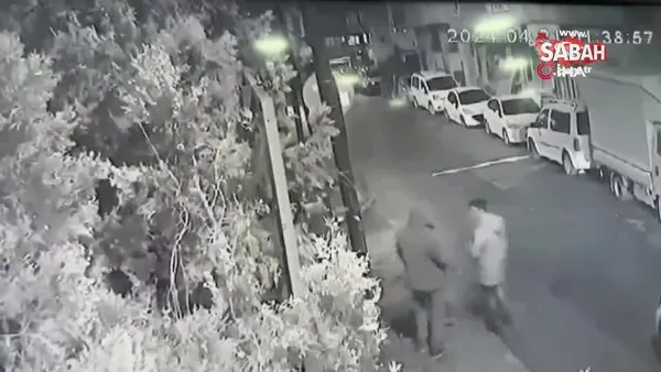 Bağcılar’da sokak ortasında bıçaklı ve silahlı saldırı kamerada | Video