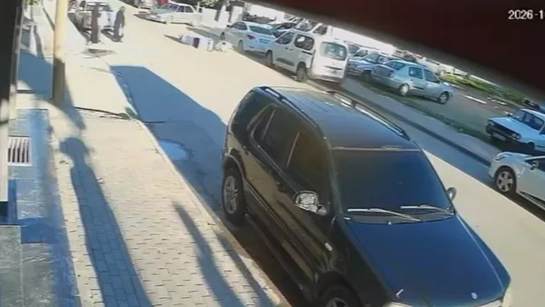 karamanda-feci-kaza-devrilen-motosiklet-metrelerce-suruklenip-otomobile-carpti-o-anlar-kamerada-1792495760681.jpg