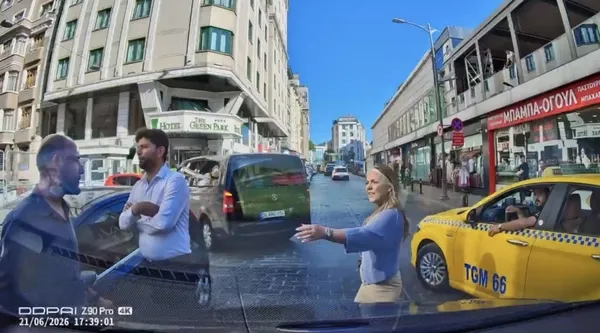 beyoglunda-hayrete-dusuren-anlar-yol-kavgasinda-kufurler-tehditler-havada-ucustu-boksorum-ceneni-kirarim-1782199917983.jpg