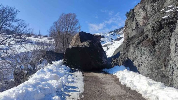 Dev kaya yola düştü, köyün ulaşımı kapandı