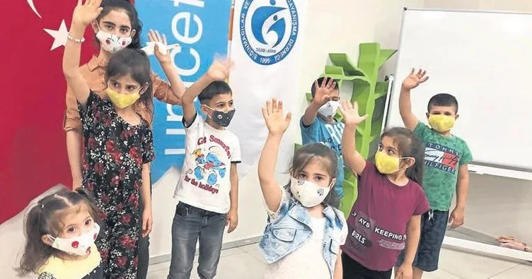 Sığınmacılardan çocuklara maske