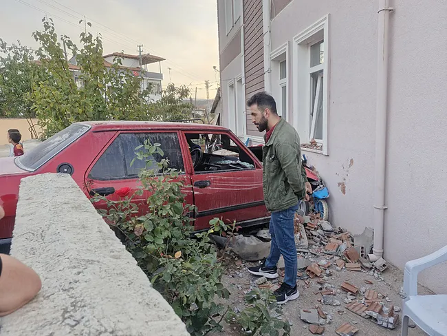 tokatta-otomobil-elektrikli-bisiklete-carpti-3-cocuk-yaralandi-1758998457770.jpeg