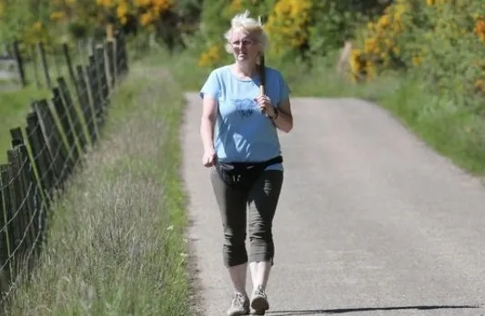 Yoldan geçene kabusu yaşatıyor! Sarışınları hedef alıyor, korkudan yanlarında sopa taşıyorlar