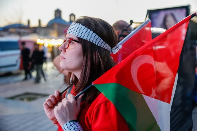 istanbulda-binlerce-kisi-israilin-global-sumud-filosuna-yaptigi-baskini-protesto-etti-1779138813159.jpg