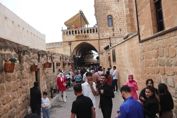binlerce-turist-bayramda-midyata-akin-etti-1682246460355.jpg