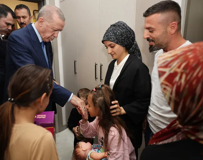 baskan-erdogan-yeni-yuvasina-kavusan-aileyi-evinde-ziyaret-etti-1729960159280.jpg
