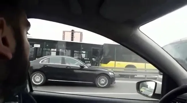 istanbul-beylikduzunde-iki-metrobus-carpisti-cok-sayida-yarali-1651255563935.jpg