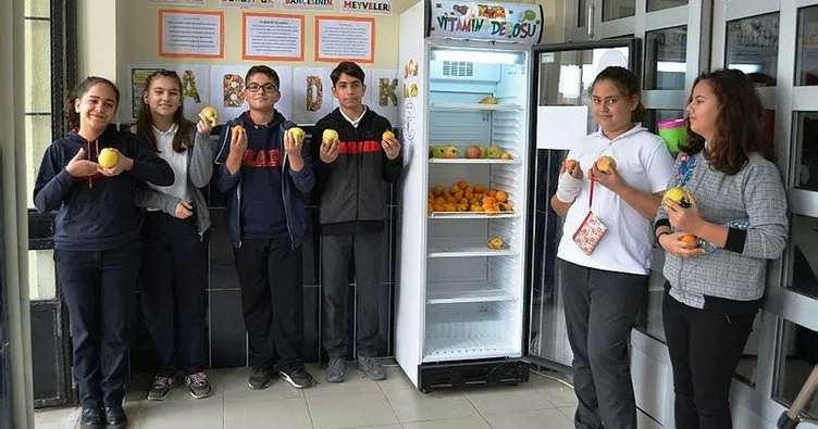 Bu proje hem doyuruyor, hem eğitiyorAyvalık’ta meyve dolabından öğrenciler, istediği meyveyi alıp parasını bırakıyor