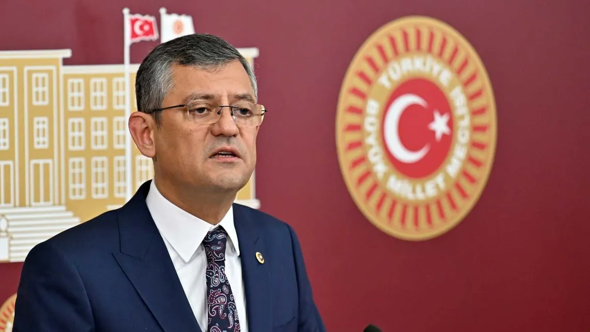 Özgür Özel’den traktör pozuyla yine aynı pişkinlik: Yeni Parti logosu ve afişinde pes dedirten detaylar! Alay konusu oldu