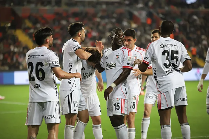 canli-super-ligde-gaziantep-fk-besiktas-maci-1777658414595.jpeg