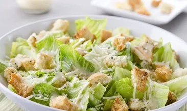 Yazın favorisi olacak! Tavuklu Sezar salata tarifiyle formda kalın
