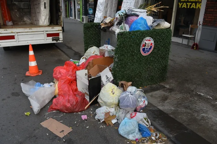 Maltepe’de çöpler toplanmadı: Çöp konteynerleri doldu çöpler cadde ve sokaklara taştı...