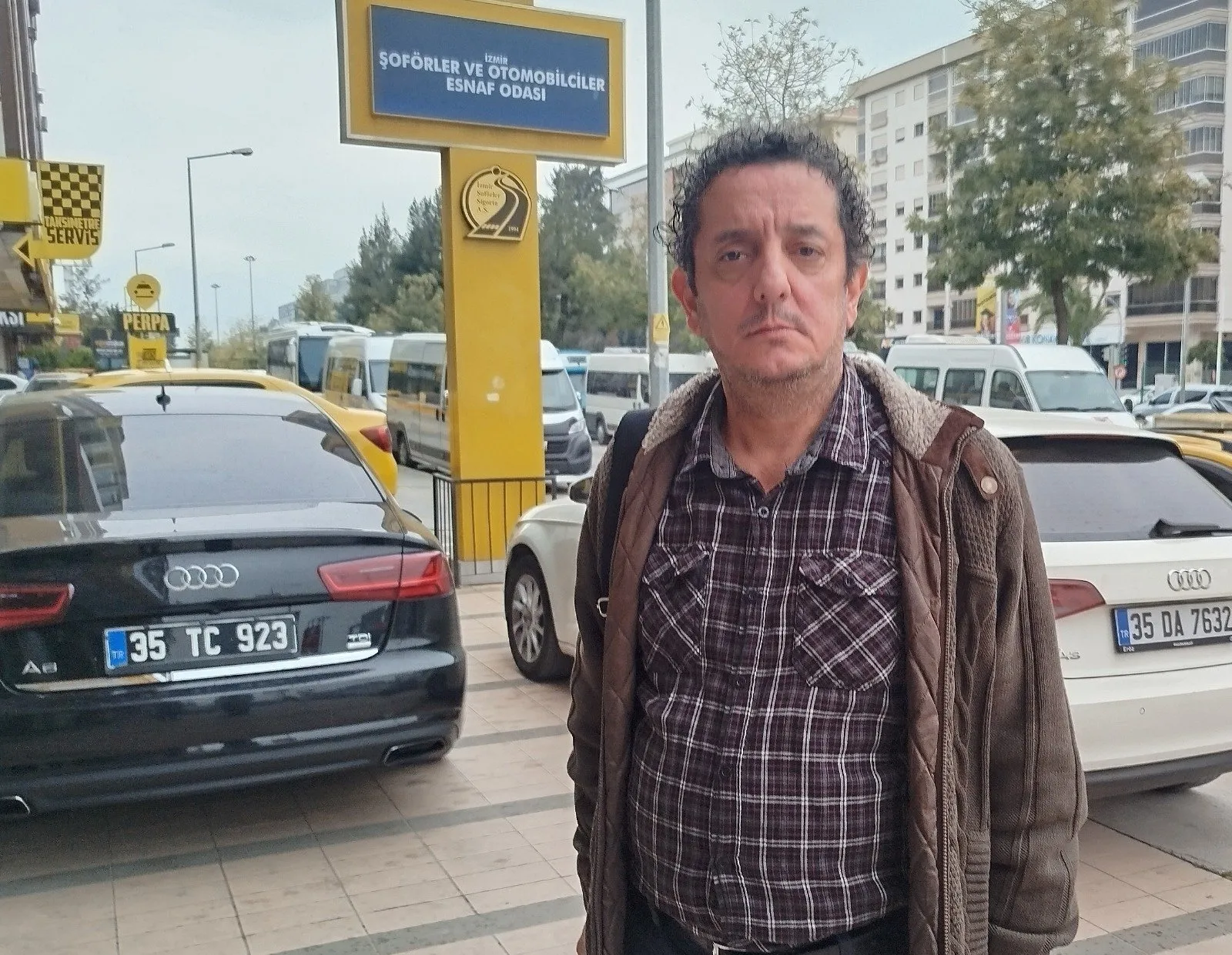 İzmir’de taksiciyi gasp anı kamerada: Silahla gasp edip kaçtı!