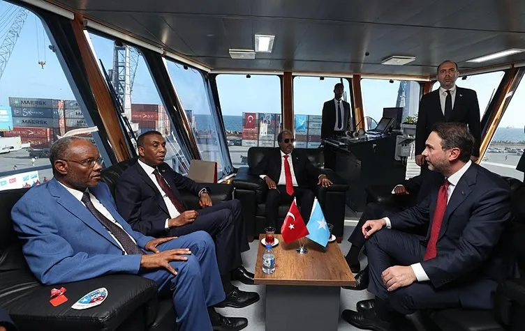 Somali’ye ulaşan Oruç Reis için Mogadişu’da karşılama töreni! Bakan Bayraktar’a anlamlı hediye