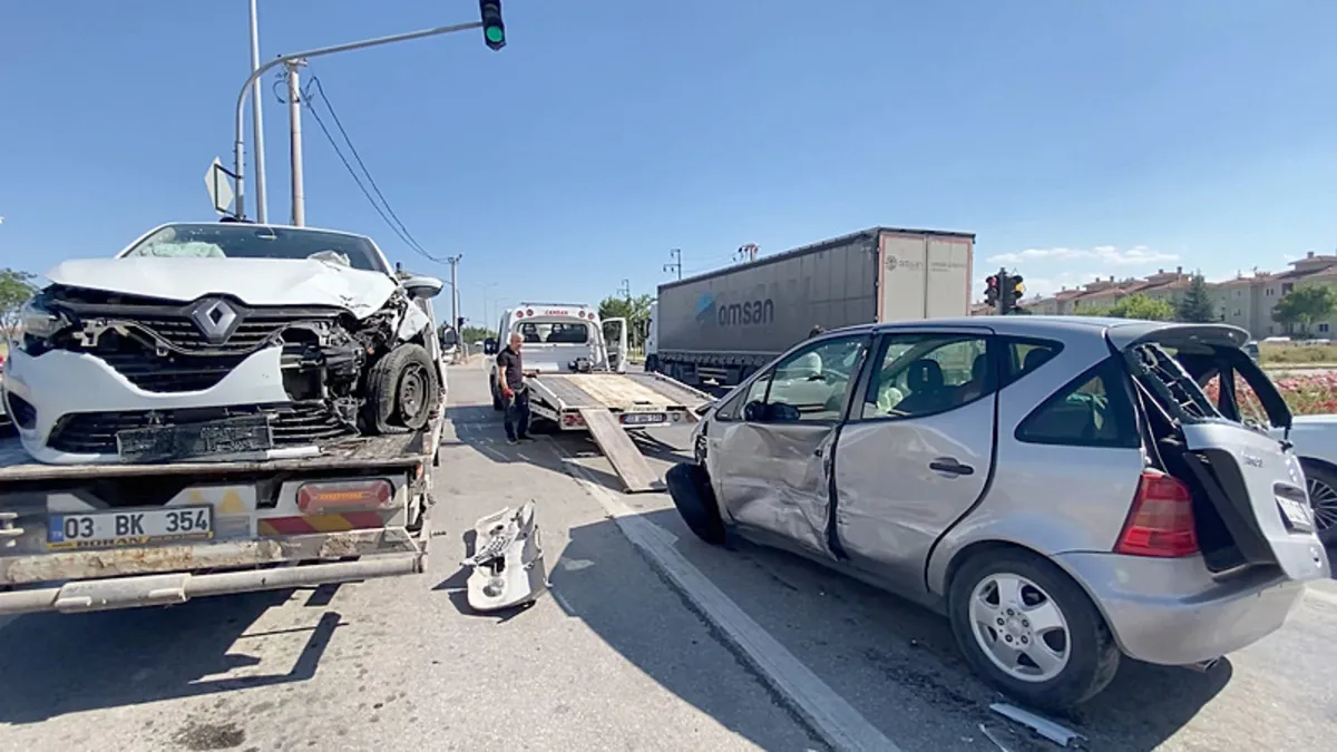 Afyonkarahisar'da kırmızı ışıkta bekleyen araçlara çarpan otomobilin karıştığı trafik kazası