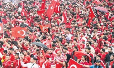 Sokaklar kırmızı beyaza büründü