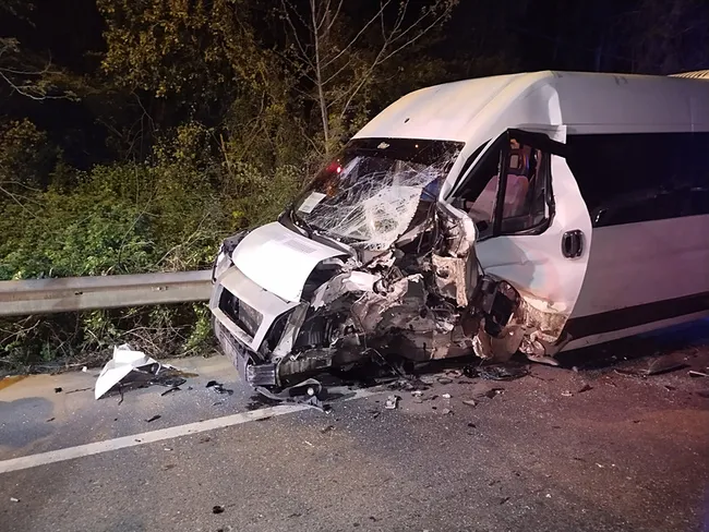 beykozda-feci-kaza-servis-minibusu-ile-otomobil-carpisti-1i-agir-11-yarali-1777414384163.jpg