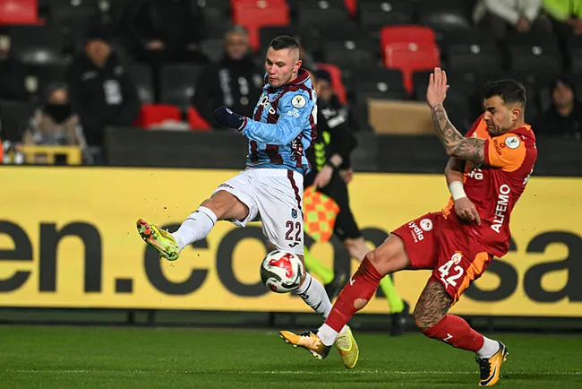 canli-super-kupada-dev-randevu-galatasaray-ile-trabzonspor-karsi-karsiya-1767636797796.jpg