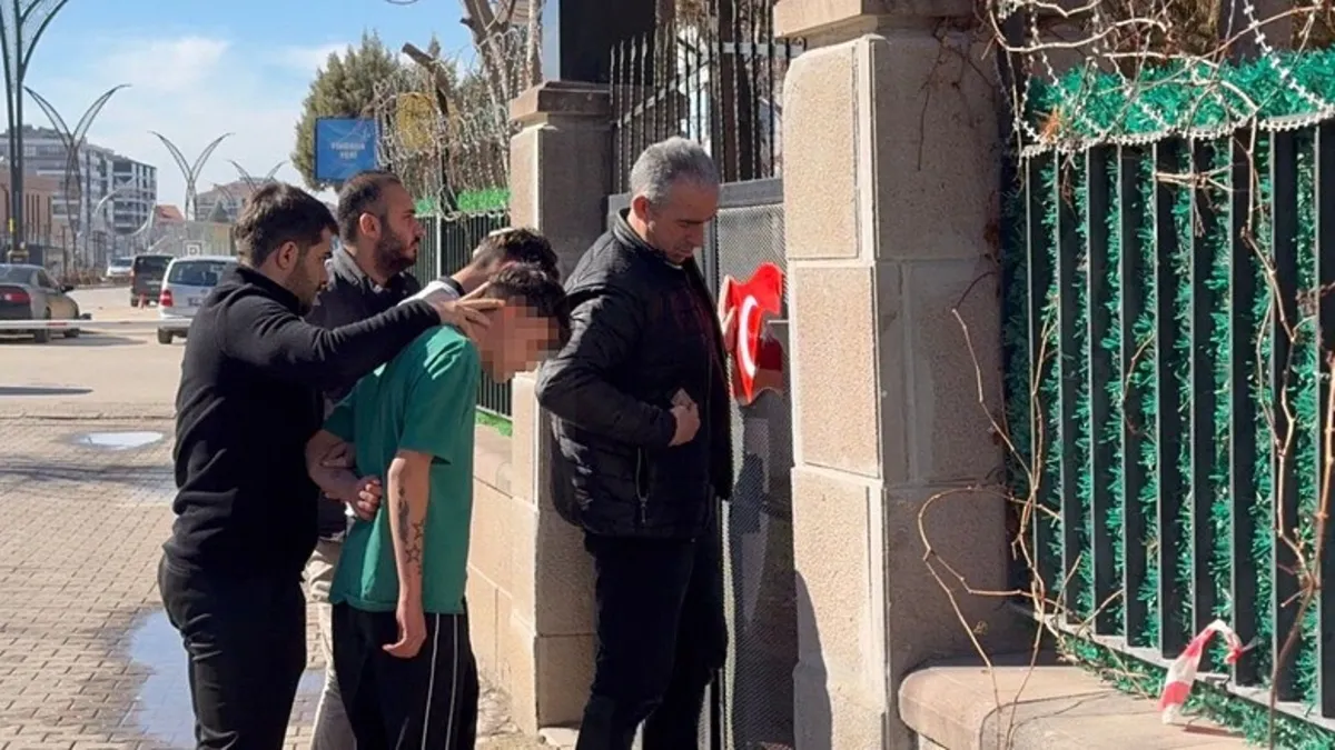 Sigara ve para istedikleri çocuğu pompalıyla vurdular Sigara ve para istedikleri çocuğu pompalıyla vurdular