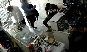 İş yeri sahibinin sopalarla dövülme anı kamerada