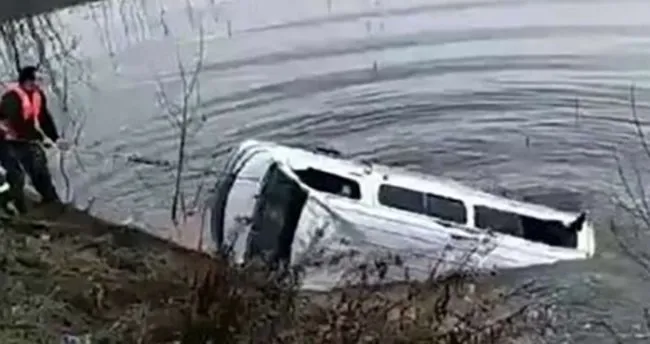 Çin’de minibüs göle düştü: 18 ölü