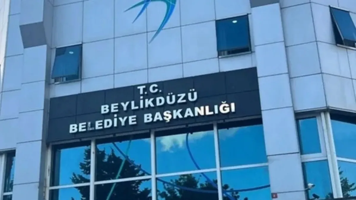 Beylikdüzü'nde imar yolsuzluğu soruşturması kapsamında tutuklanan şüpheliler adliyeye getiriliyor.
