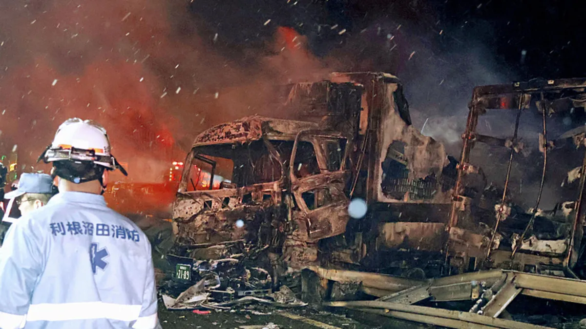 Japonya’da otoyolda can pazarı: 50 araç birbirine girdi, 2 ölü Japonya’da otoyolda can pazarı: 50 araç birbirine girdi, 2 ölü