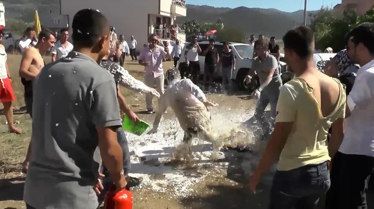 Acıdan aÄzı yanan damada yangın köpüÄü sıktılar