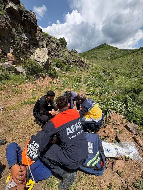 sarikamista-coban-kayaliklardan-dustu-afad-ekipleri-kurtardi-1749485006667.jpg