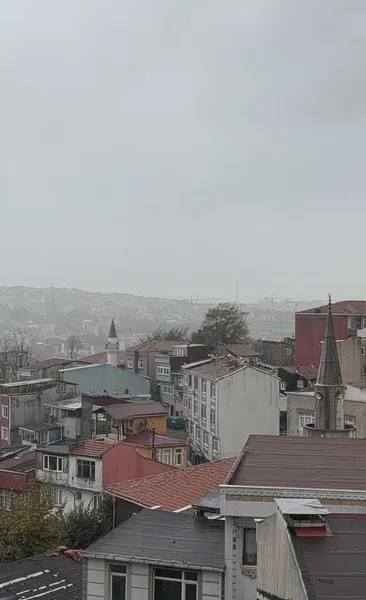 İstanbul’da kara bulutlar gündüzü kararttı! O anlar kameralara böyle yansıdı