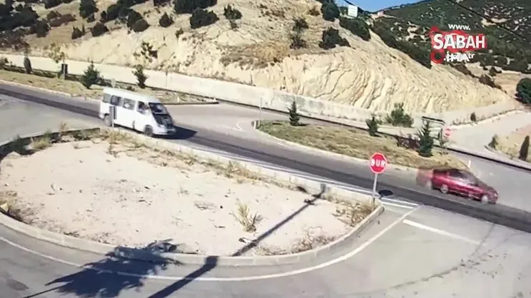 Isparta’da otomobil ile çarpışan minibüs ikiye bölündü! Feci anlar kamerada | Video
