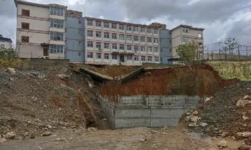 Sason’da okulun istinat duvarı yıkıldı