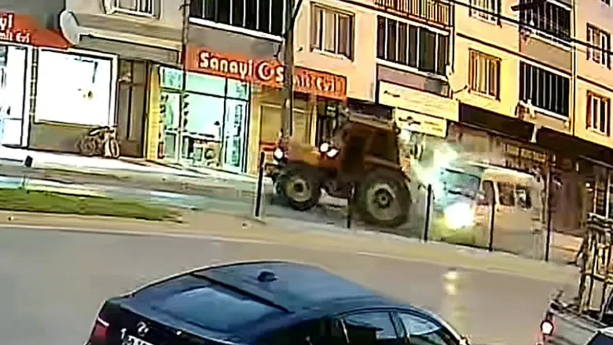 Bursa'da tarım işçilerini taşıyan minibüs traktöre çarptı: 10 yaralı