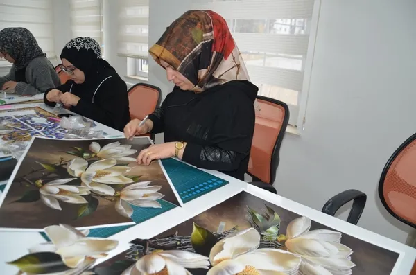 musta-kadinlar-el-sanatlari-kursunda-hem-ogreniyor-hem-de-ev-ekonomisine-katki-sagliyor-1764683349785.jpg