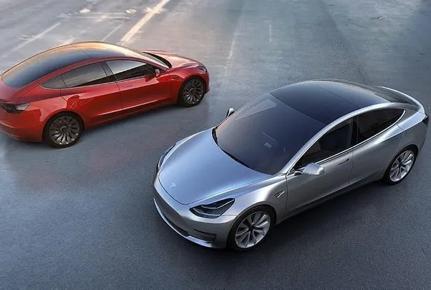 TESLA'YA EKRAN ARIZASININ GÜVENLİK RİSKİ OLUŞTURABİLECEĞİ UYARISI YAPILDI