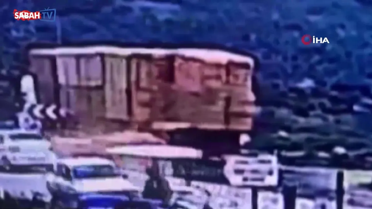 Saman balyalarının altında kalan adam hayatını kaybetti! O anlar kamerada | Video videosunu izle Saman balyalarının altında kalan adam hayatını kaybetti! O anlar kamerada | Video videosunu izle