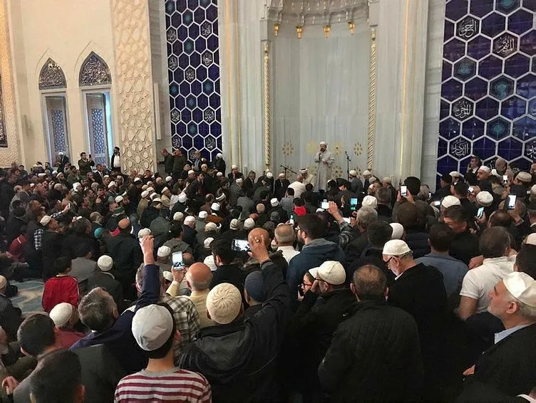 Büyük Çamlıca Camii’ne binlerce genç akın etti