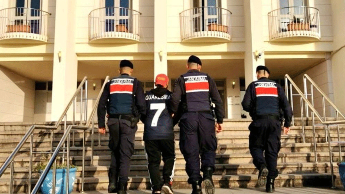 Bodrum’da 26 yıl 3 ay hapis cezası bulunan hükümlü yakalandı Bodrum’da 26 yıl 3 ay hapis cezası bulunan hükümlü yakalandı
