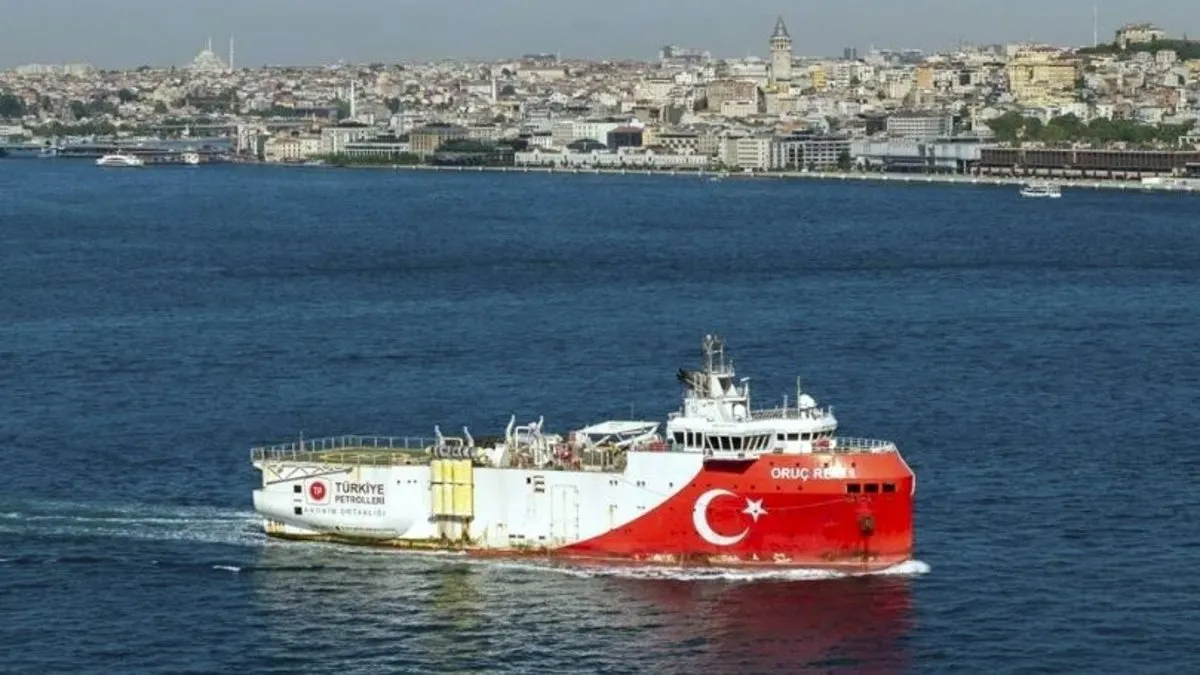 Somali’deki görevini tamamlayan Oruç Reis, İstanbul Boğazı'ndan geçti