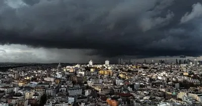 Gündüz geceye döndü! İstanbul’un üzerini yağmur bulutları kapladı