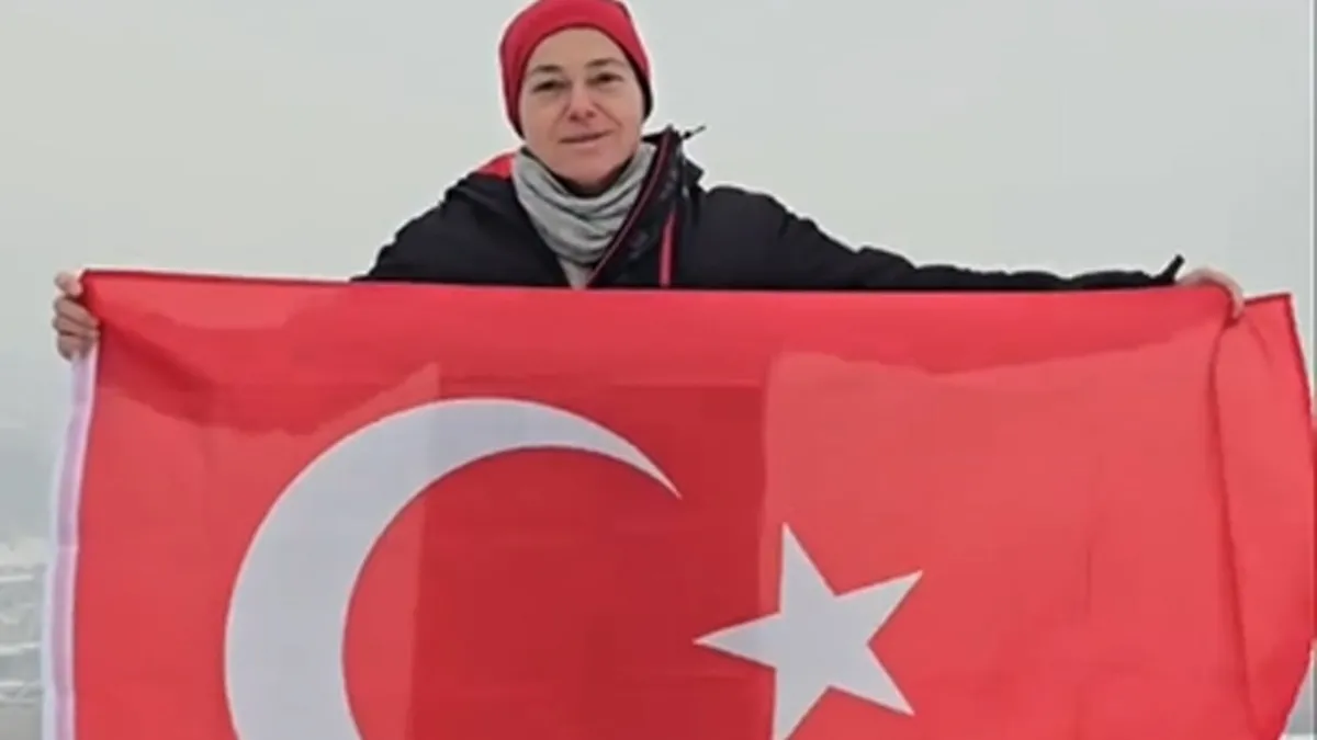 Boşnak Sanja’nın Türk Bayrağı paylaşımı beğeni yağmuruna tutuldu Boşnak Sanja’nın Türk Bayrağı paylaşımı beğeni yağmuruna tutuldu