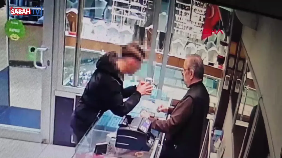 Kuyumcuya ‘Jandarmayım’ deyip silah gösterdi; altın ayırtıp kaçtı | Video videosunu izle Kuyumcuya ‘Jandarmayım’ deyip silah gösterdi; altın ayırtıp kaçtı | Video videosunu izle