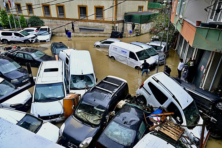 SON DAKİKA… İstanbul Valiliği’nden megakent için kuvvetli yağış uyarısı! Yarın şiddetini artıracak: O bölgeler için alarm verildi