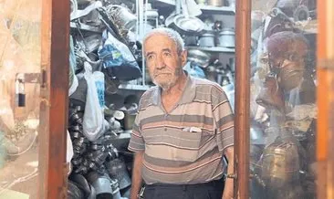 Salman dede 73 yıldır aynı dükkanda bakır işliyor