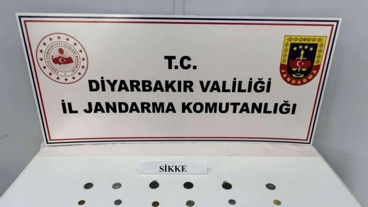 Diyarbakır’da tarihi eser kaçakçılarına operasyon! 31 adet sikke ve obje ele geçirildi Diyarbakır’da tarihi eser kaçakçılarına operasyon! 31 adet sikke ve obje ele geçirildi