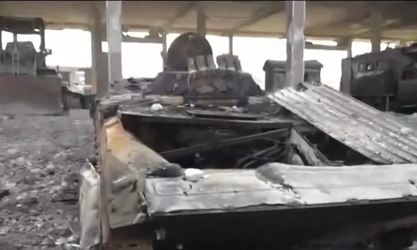 iste-rejimin-terk-ettigi-tanklar-a-haber-idlibde-catismanin-izlerini-goruntuledi-1733577802598.jpg