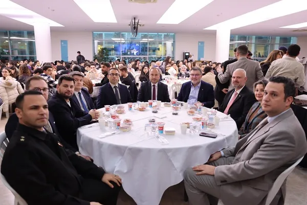 ak-parti-izmir-genclik-kollarindan-bakircay-universitesinde-ogrencilerle-iftar-1773221099207.jpg