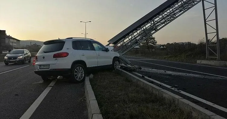 Otomobil ışıklı tabelaya çarptı, D-100 trafiği aksadı